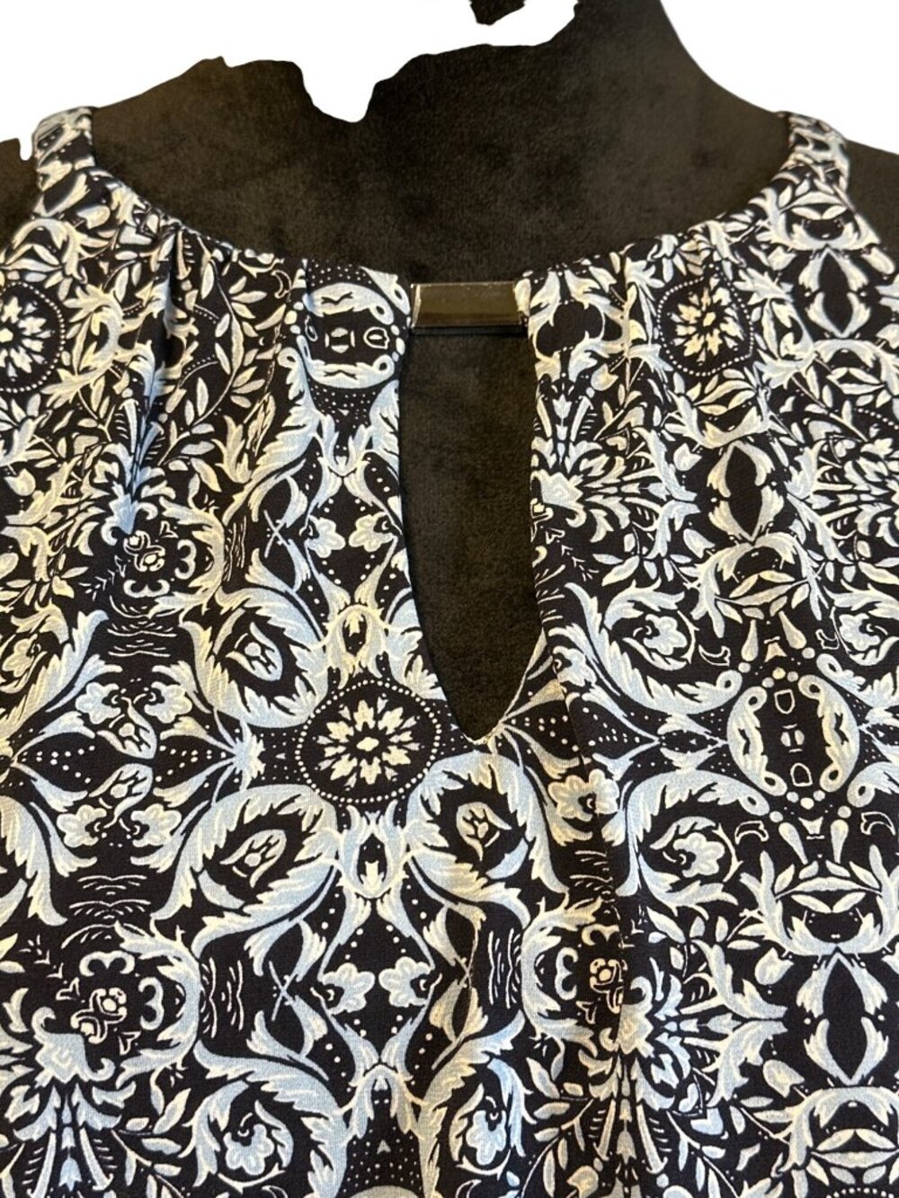 White House Black Market Sleeveless Keyhole Tiered Ruffle Print Top S Black/Whit - Picture 7 of 7